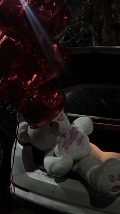 Белый мишка  с игрушками 20К