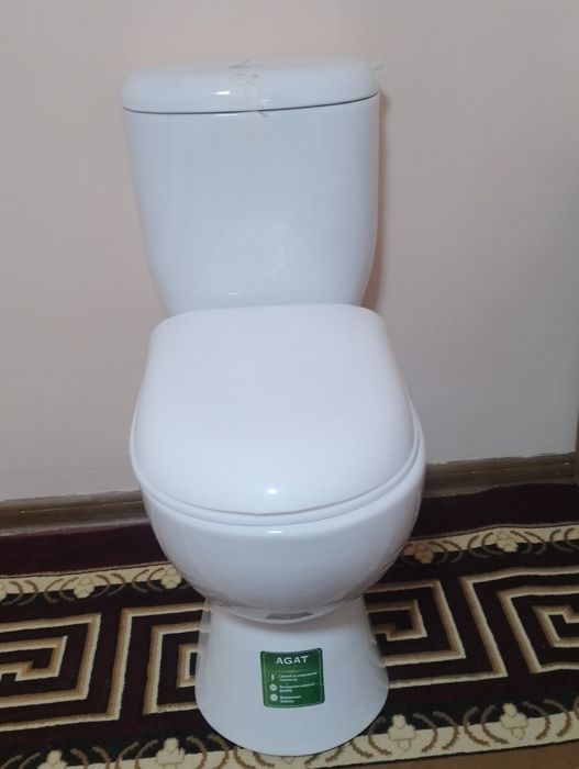 Unitaz sotiladi srochna yangi garnyasi bor 3yil