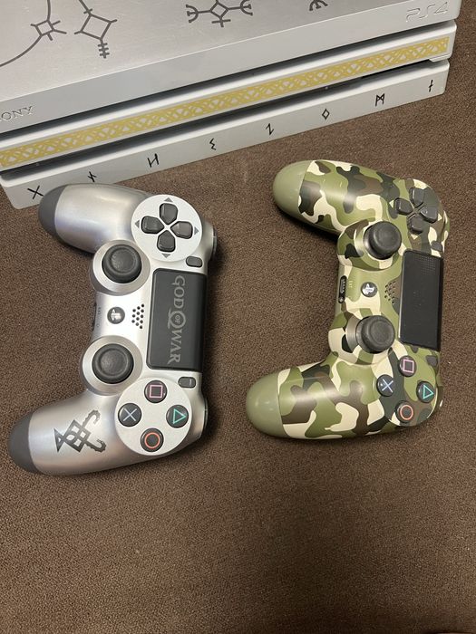 PlayStation 4 Limited Edition God of War + 2 джойстика + 7 игри