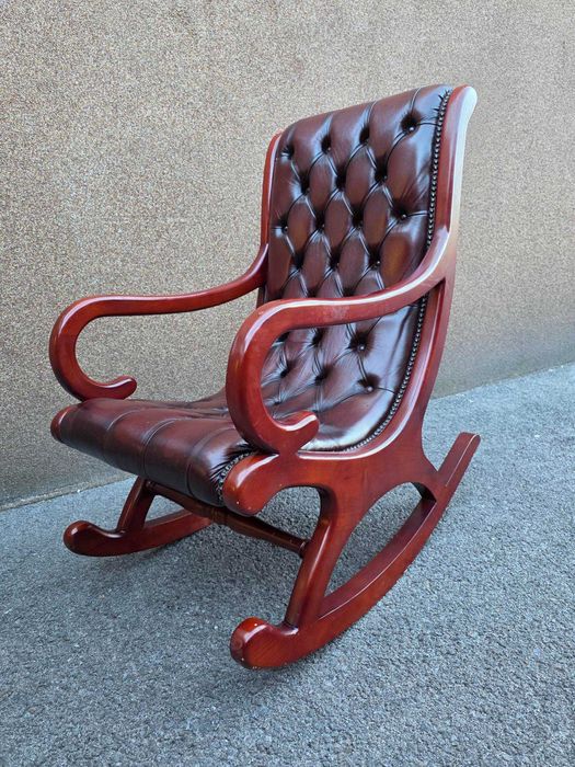 Шкаф с метален обков