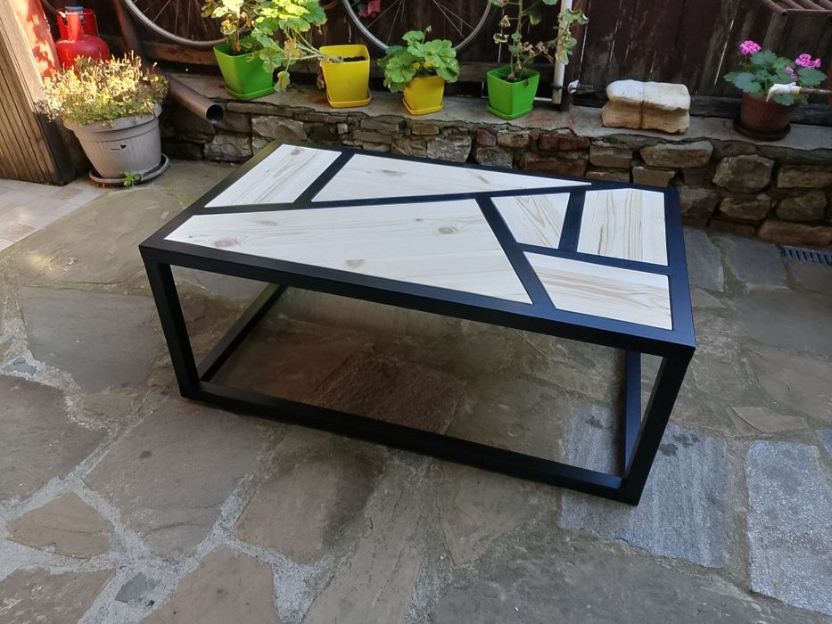 Холна маса от прахово боядисан профил и дърво