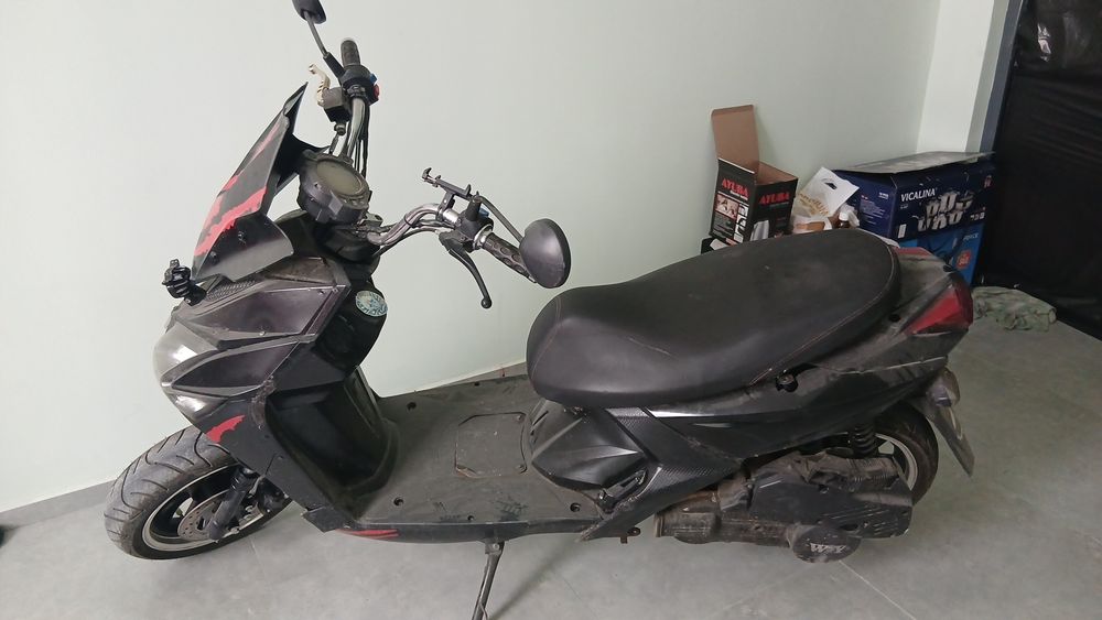 Скутер в бинзене