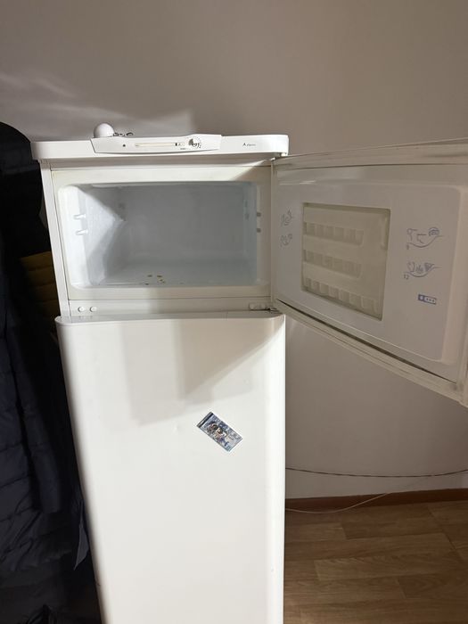 Холодильник б/у продам. Морозит и холодит нормально. Заоните, пишите.
