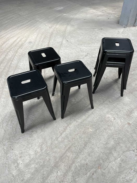 Vand 5 scaune metalice suprapozabile NOI