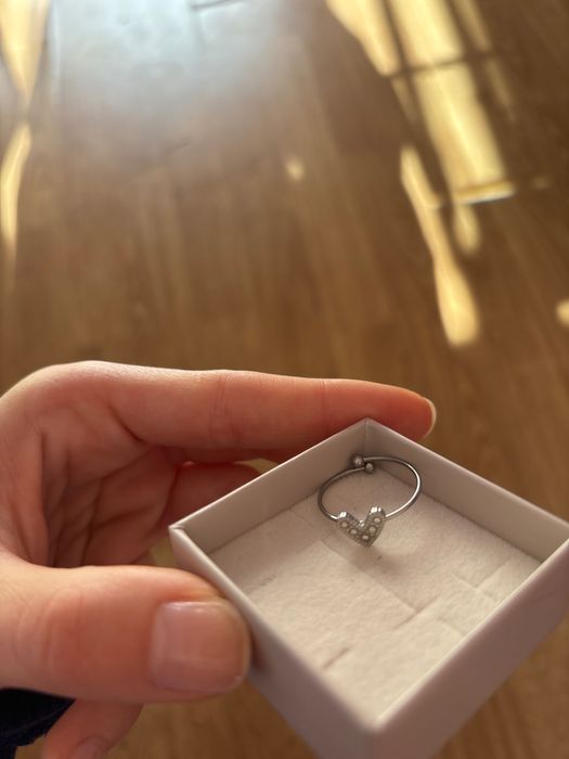 Посребрен пръстен  с камък от нераждаема стомана сърце