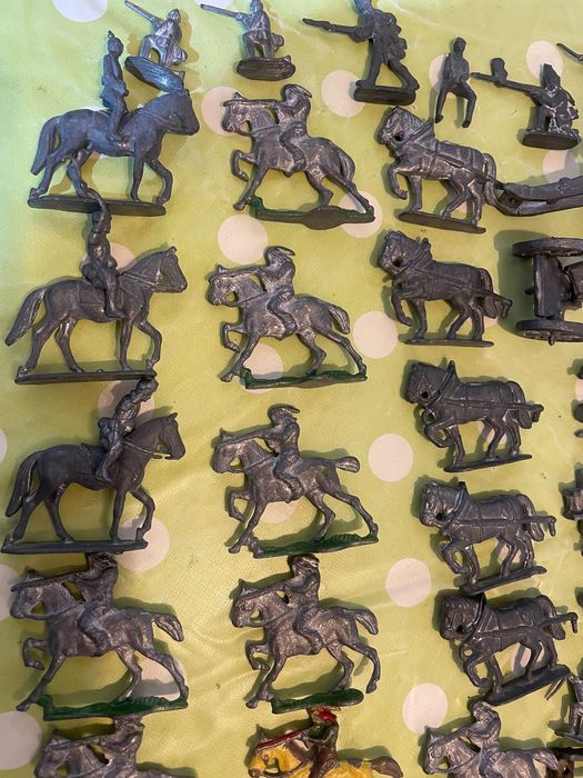 Circa 100 soldăței de plumb + soldați romanesti