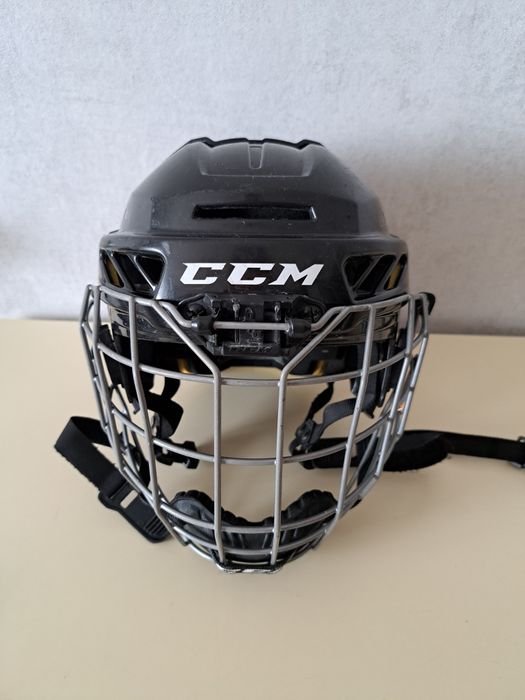 Продам хоккейный шлем б/у