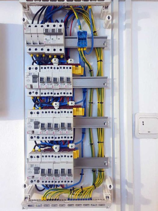 Amenajare case la rosu finisaje interioare firma completa