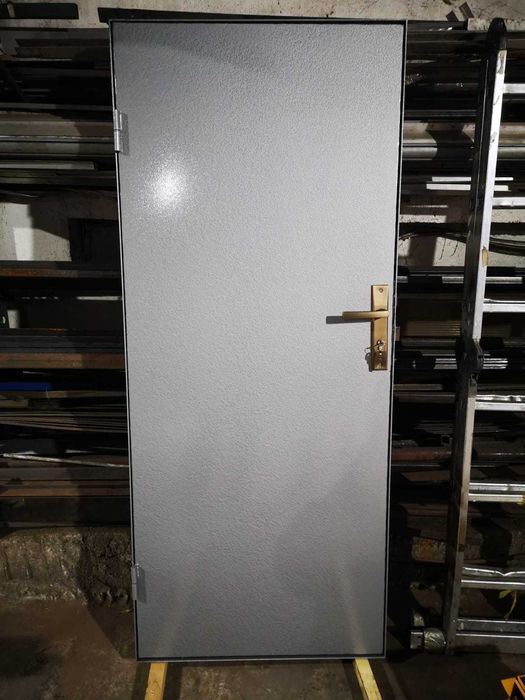 Usa metalica spatiu tehnic