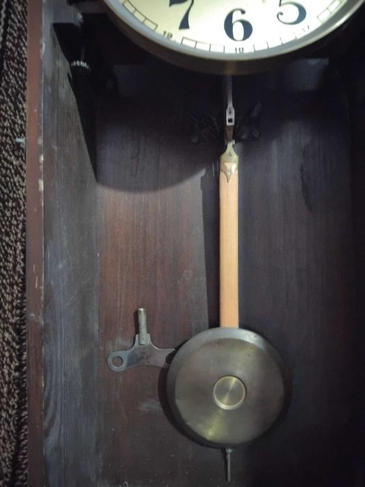 Продавам стар стенен часовник