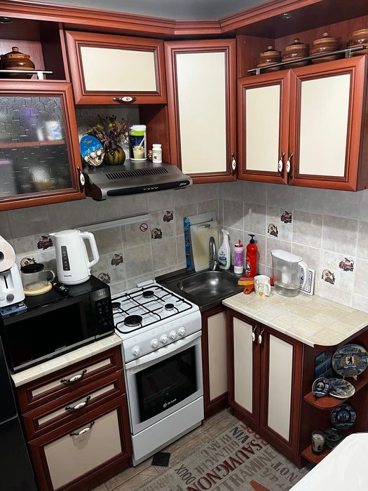 Продам кухонный гарнитур угловой, с угловым диваном и столом
