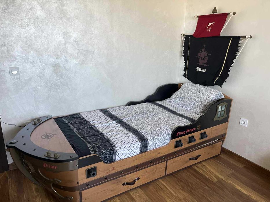 Мебели за детска спалня в пиратска тематика (легло, бюро и библиотека)