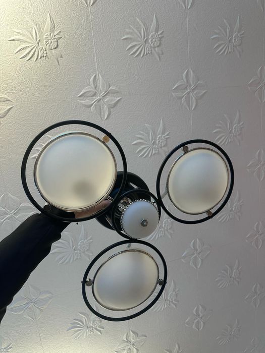 Vând doua candelabre