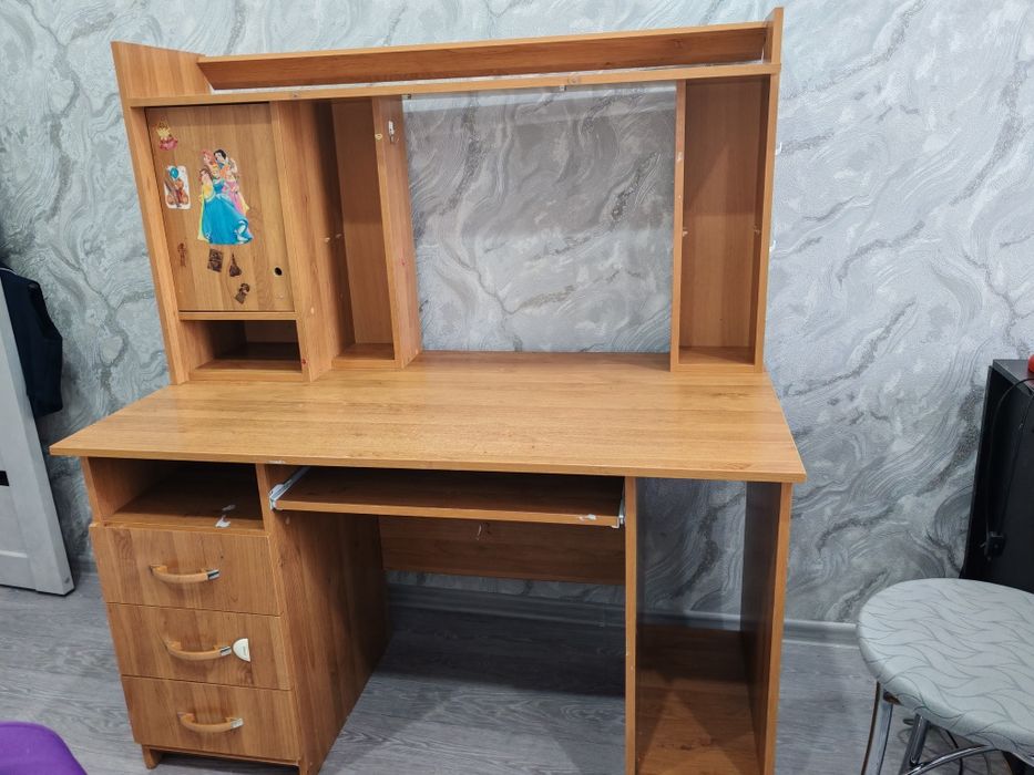 Отдам даром письменный стол б/у