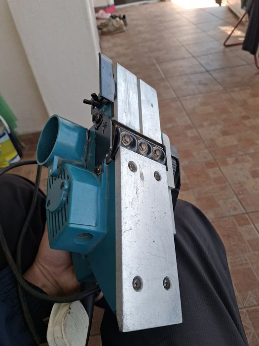 Rindea electrica Makita