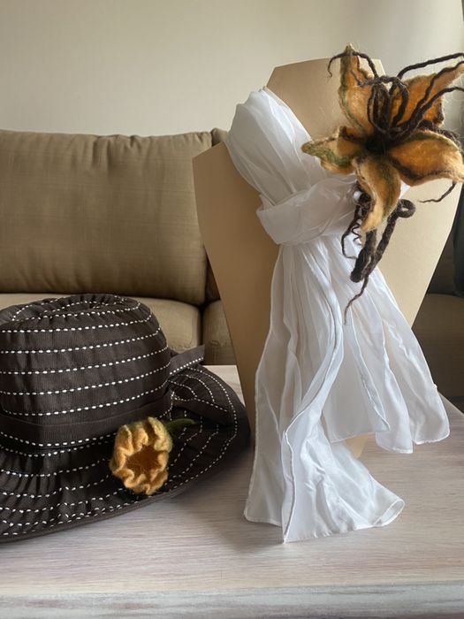 Ръчно озработени украшения от естесвена вълна