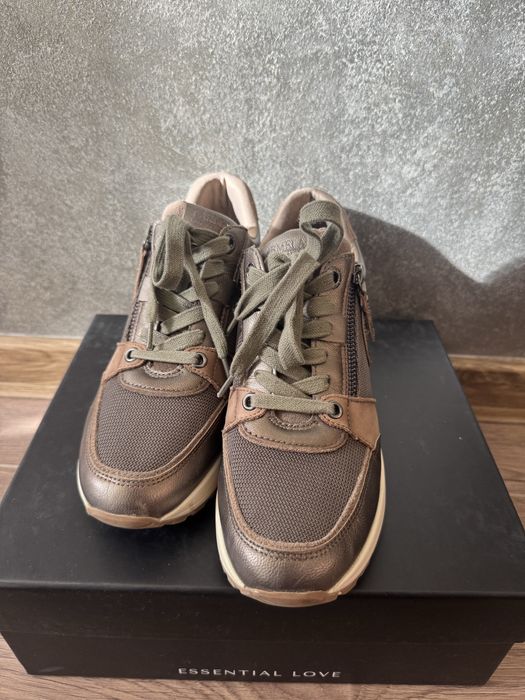 Кафяви обувки на платформа ест кожа Carmela нови боти по 35 лв.