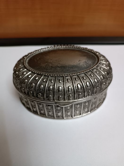 Продавам изящна кутийка за бижута