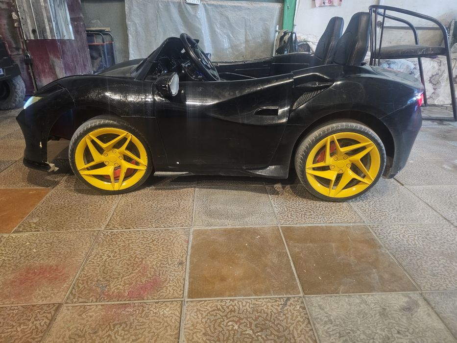 F8 ferrari sotiladi