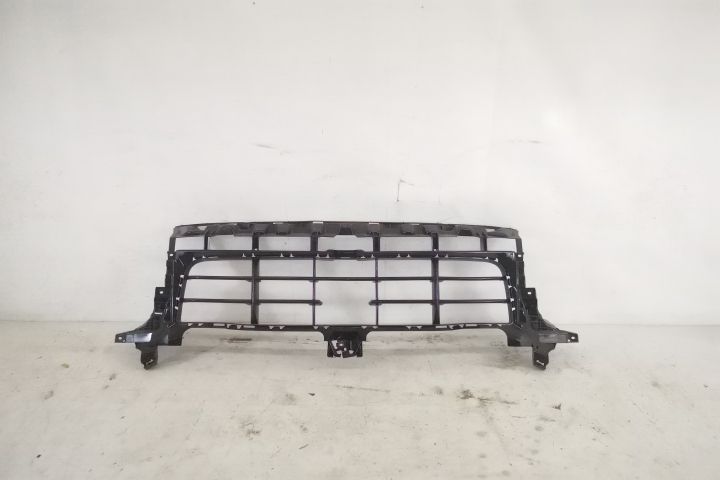 Порше Каиен / Porsche Cayenne Оригинална централна решетка в добро със