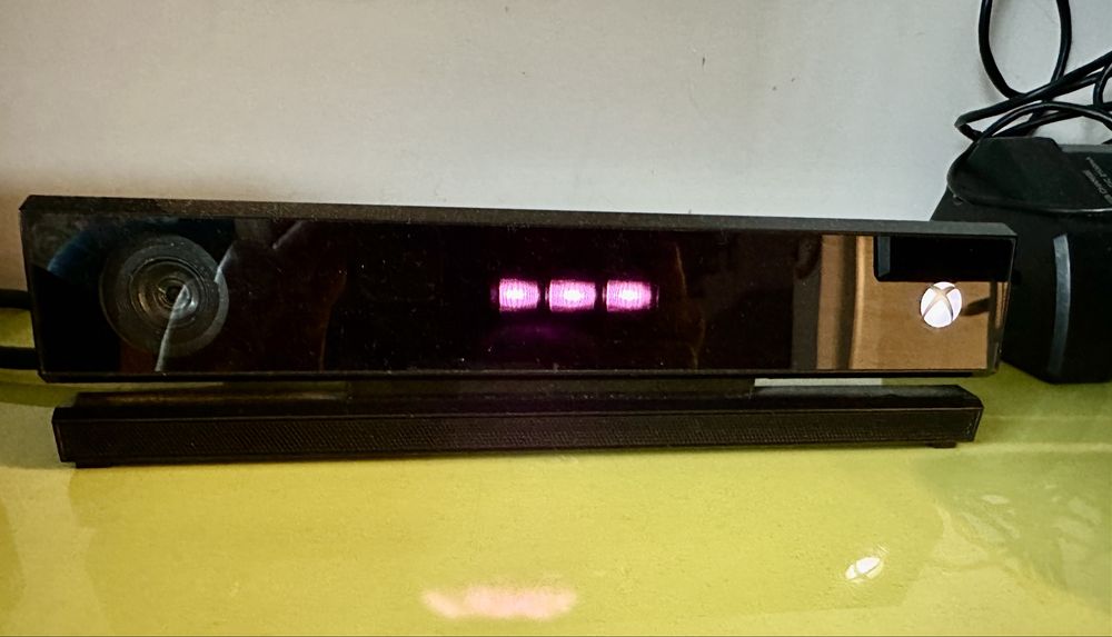 Xbox One cu Kinect + 2 telecomenzi si 14 jocuri – stare excelentă