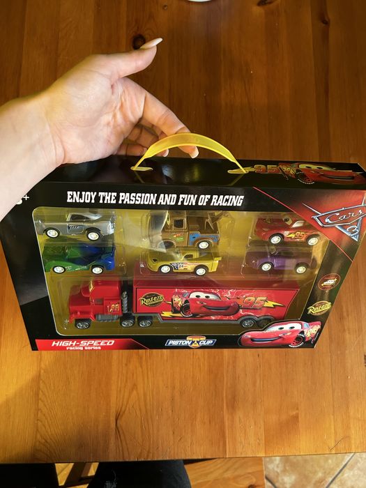 Masinute de jucarie Cars NOI set 7 masini (6 mici + Camion)