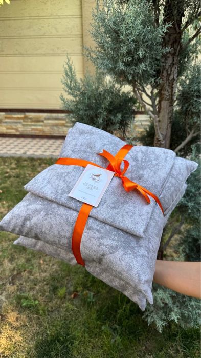 Декоративные раннеры и подушки добовляет красату уют дома и гостницах.