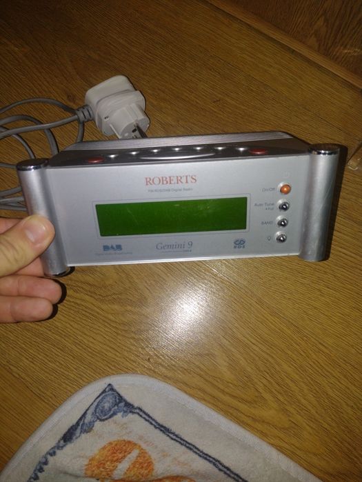 Radio cu ceas și alarmă