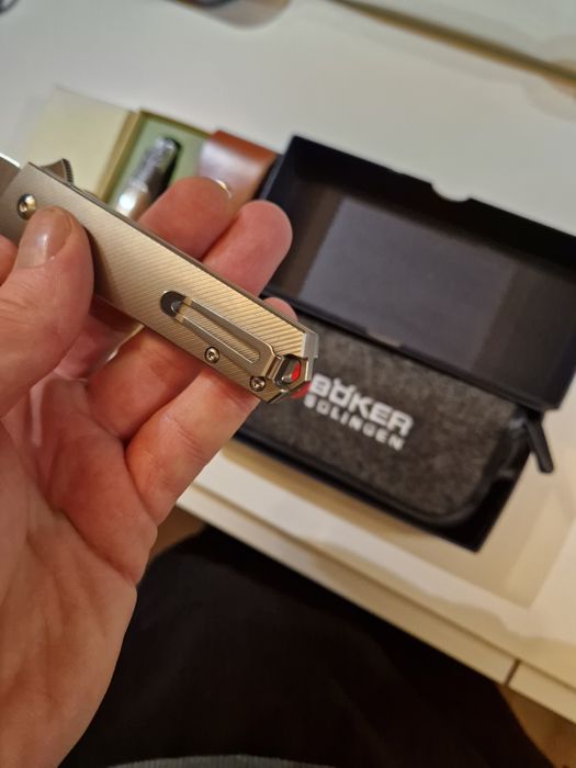 Чисто нов  нож Boker titanium S35VN и чисто нов нож Laguiole