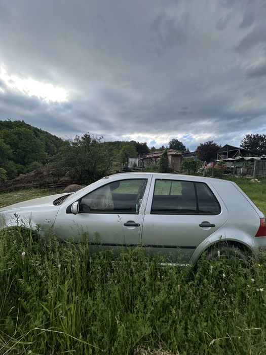 Vând Golf 4 motor 1.4 preț bun 3500 de lei