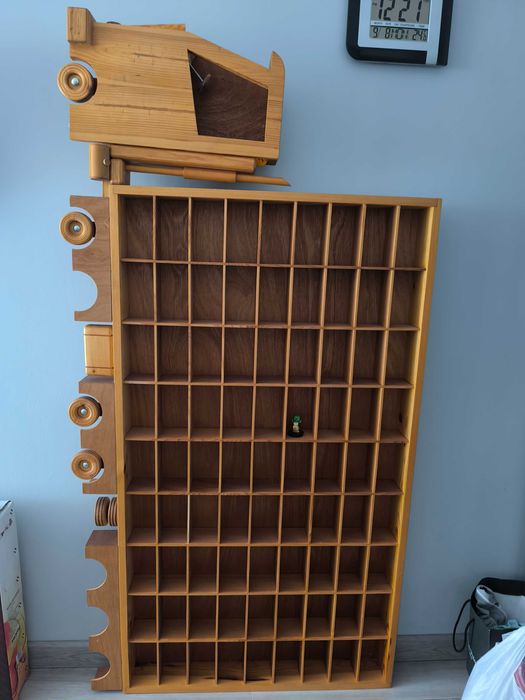 Продавам дървен камион уникат етажерка за колички 81 броя.