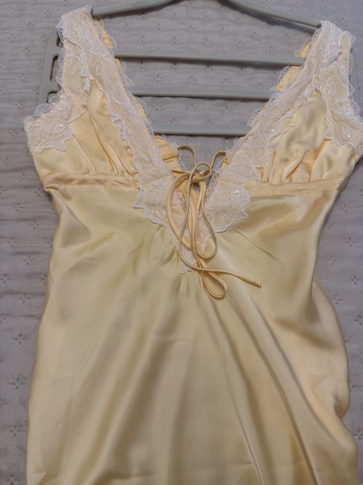 Уникално Красива Дълга жълта сатенена рокля !