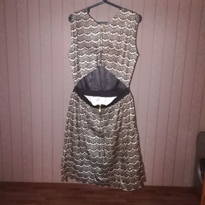 Платье женское из переливающейся ткани.