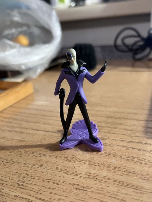 продам фигурки киндер с серии Леди баг