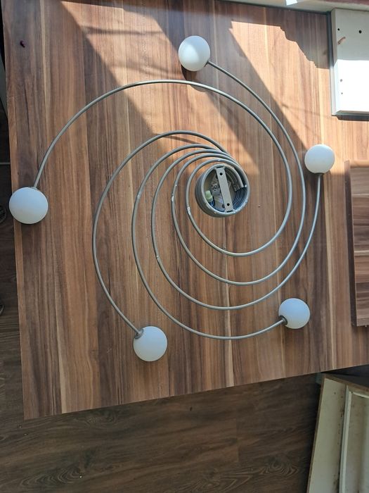 Candelabru cu globuri de sticla