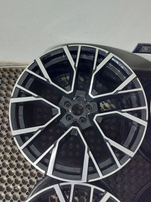 jante bmw x5 f95 g05 x6 f96 g06 m 818 faţa 21
10,5j / spate 22 11,5j