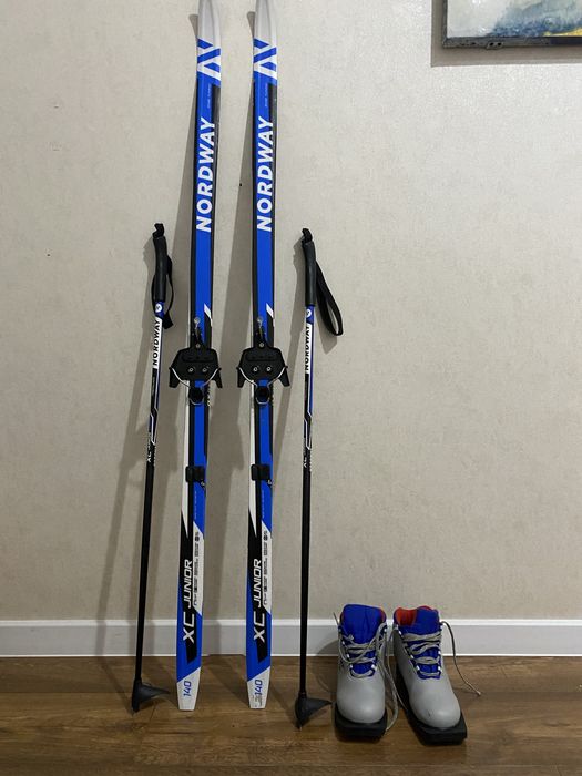 продам комплект детских лыж