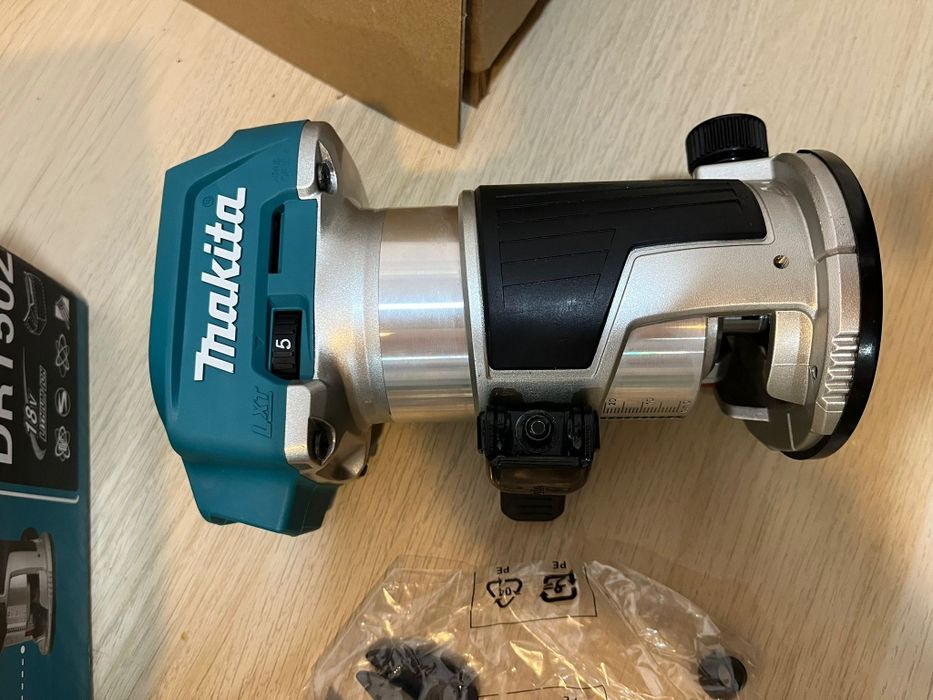 Freza Makita DRT50Z brushlessi lanterna Makita DML802/ Acumulator  6Ah