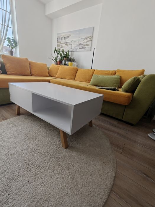 Холна маса с дървени крачета и чекмедже