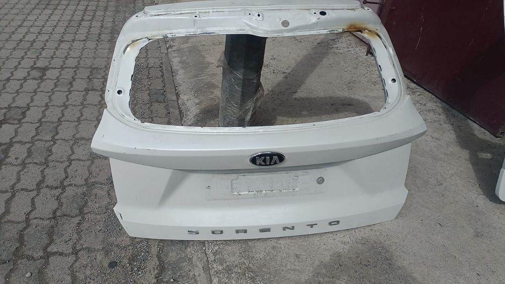 На сарента крышка багажа