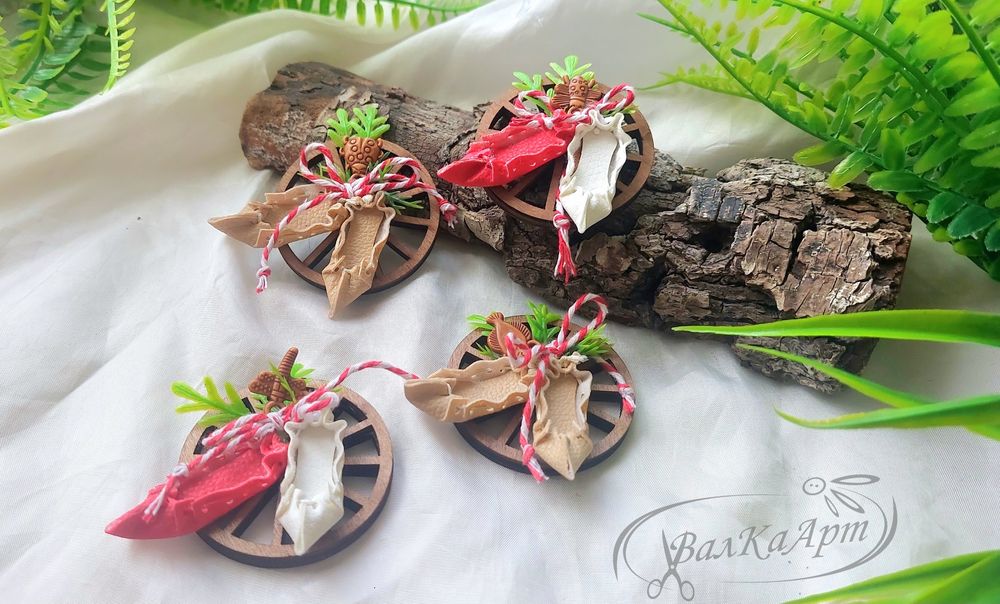 Ръчно изработени мартеници - гривни, брошки, шноли,магнити,венци и др.