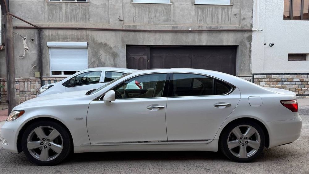 Lexus Ls 460 sotiladi xolati zor 1 qol xaydalgan