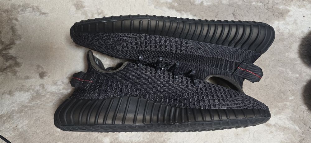 Yeezy 350 marimea 43 noi fara cutie