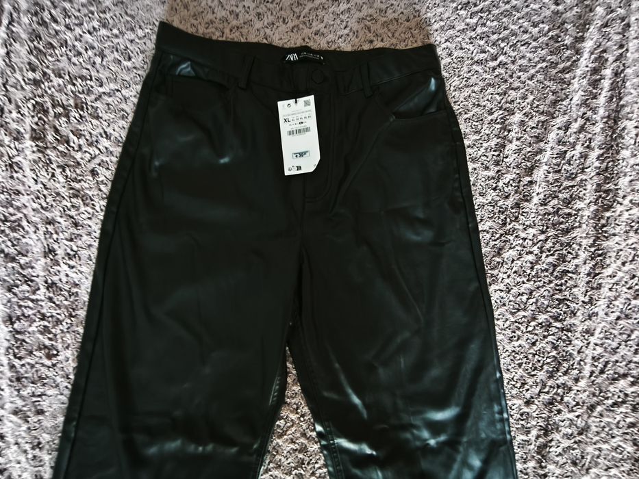 Pantaloni Zara din piele sintetică mărimea XL