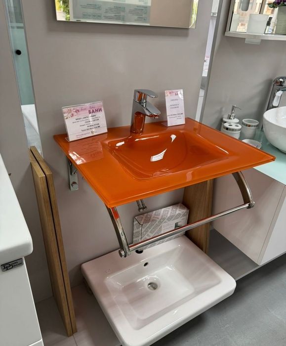 Стъклена мивка с хавлийник