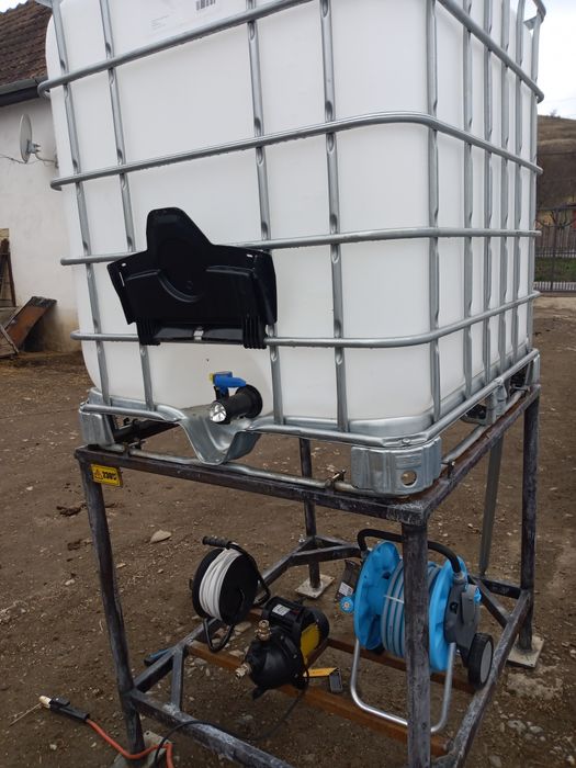 Rezervor 1000 cu grilaj metalic .