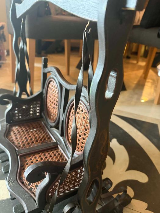 Здравейте. Предлагам старинна, дървена, двойна ретро люлка за кукли