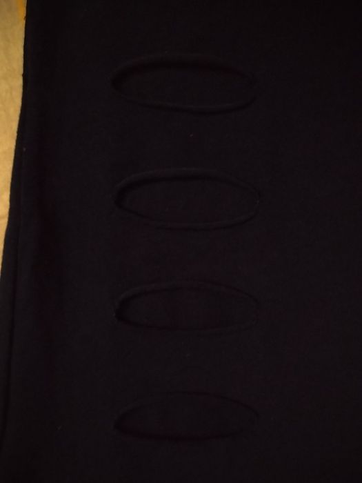 Черен къс клин с изрезки.