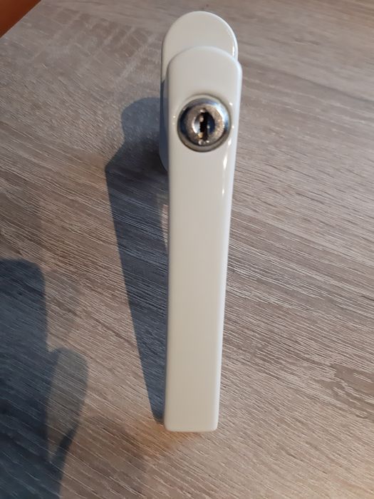 Maner nou cu blocator pentru fereastră.