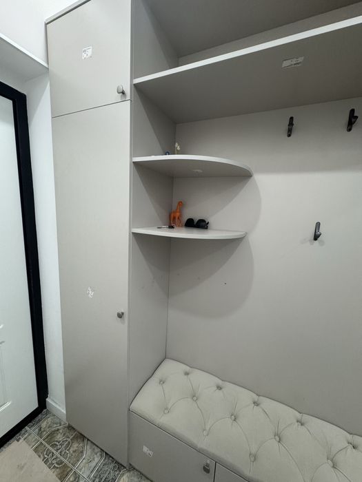 Прихожая мебель (шкаф с встроенным пуфиком)